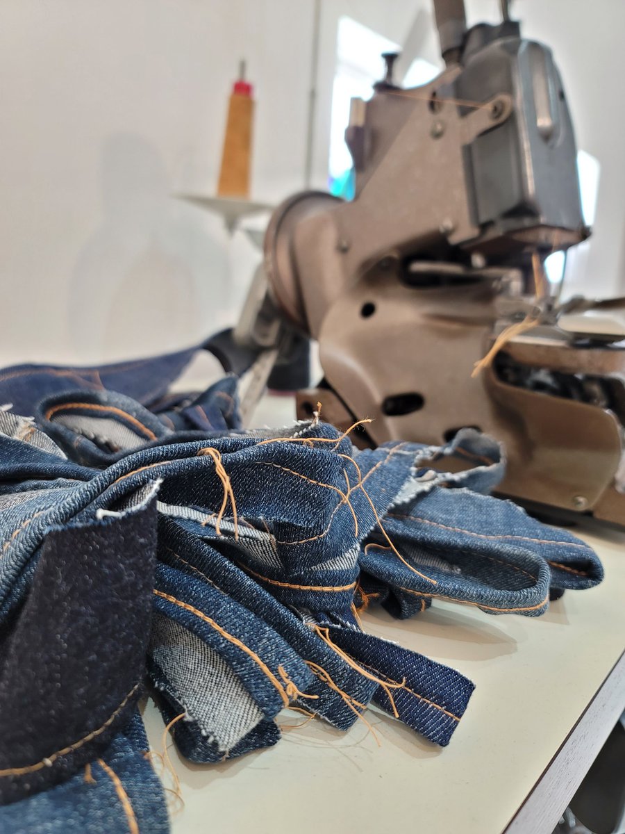 DINO_DENIM's tweet photo. 裾上げ練習中
#まぁまぁ難しい
#unionSpecial
#bulldog
#ダルマ
#デニム
#ジーパン
#jeans
#denim
#vintage
#deadstock
#vintagedenim https://t.co/NO7wRGg4DF