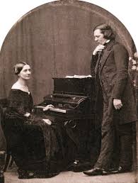 rulexis49's tweet photo. Robert Schumann nació el 8 de Junio de 1810 en Sajonia, Alemania. Estimulado por su padre fue un prolífico pianista y crítico musical. Una lesión en uno de sus dedos terminó con su carrera como pianista. Se dedicó entonces a la composición y a escribir sobre música 🎹 https://t.co/HWhK9ZwOwF