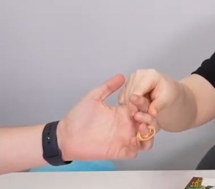 🐋야 (이웃좀 스티커)반지 끼워봐
🐰안 맞는데??ㅋㅋㅋ
🐶이거 내가 끼던 게 아니라 선아씨가 끼던거라서
🐳와
🐰와
🐳말 진짜 잘한다
🐳이웃좀에서 미쳤다니까 얘