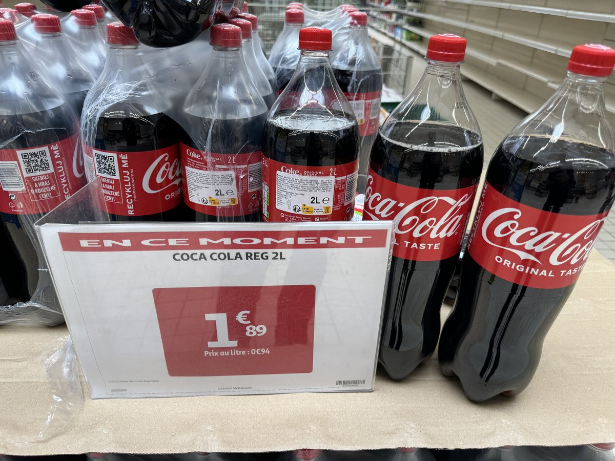 Dauvers70's tweet photo. Vous connaissez le « claim » de Auchan France ? « Bien manger, vivre mieux ».
Avec du Coca-Cola tchèque au bon sirop de glucose/fructose (en lieu et place du « vrai » sucre du Coke 🇫🇷) ? Ou l’art de s’empatouiller entre les promesses et la réalité. Pas la première fois, pas la dernière. Chez Auchan comme ailleurs. Hélas.
Extrait de SAMEDI CONSO (et tant pis si ça pique 🌶 🌶 🌶 ) >> https://t.co/6RQoUuMIHU
