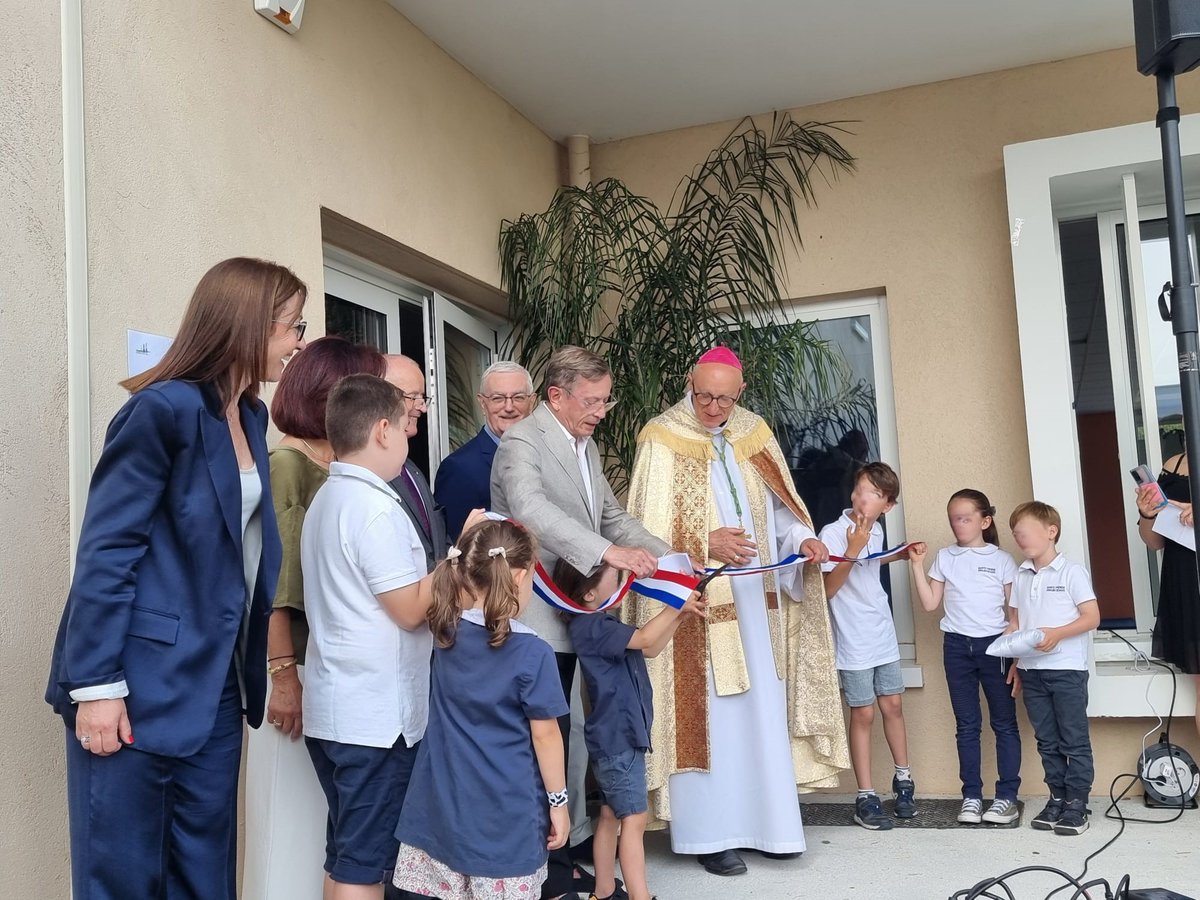 Bénédiction &amp; inauguration à Six-Fours, par <a href="/MgrDominiqueRey/">Mgr Dominique Rey</a>,  de Ste Thérèse English School, l'annexe bilingue hors contrat de l'école sous contrat Ste Thérèse à La Seyne. Ex pr l' @EC83 d'ouverture à tous en l'occurrence à l'international
<a href="/DioceseToulon/">Diocèse de Fréjus-Toulon</a> <a href="/Apelnationale/">Mouvement des Apel</a> <a href="/EnsCatho/">Enseignement catho</a>
