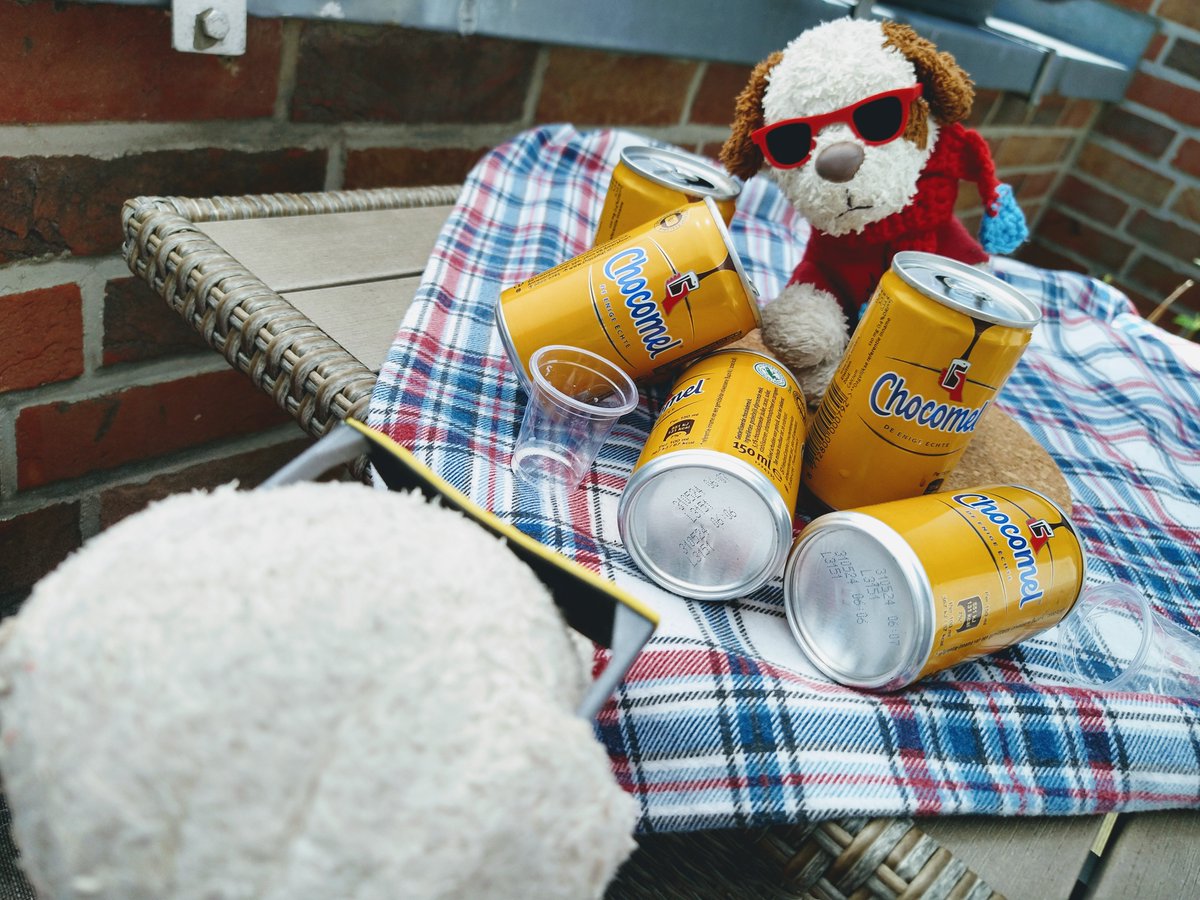 "Onkel Hundi, was hast du denn?"
"Kopfschmerzen, Flecki! Und bitte bell leise!"
"Wieso denn?"
"Ich glaub, ich hatte gestern ein paar Kakao zuviel. Aber es war heiß und der Kakao so lecker!"
"Wenn ich mir die leeren Dosen so anguck, hattest du gestern bestimmt fünf Schokomille!😁"