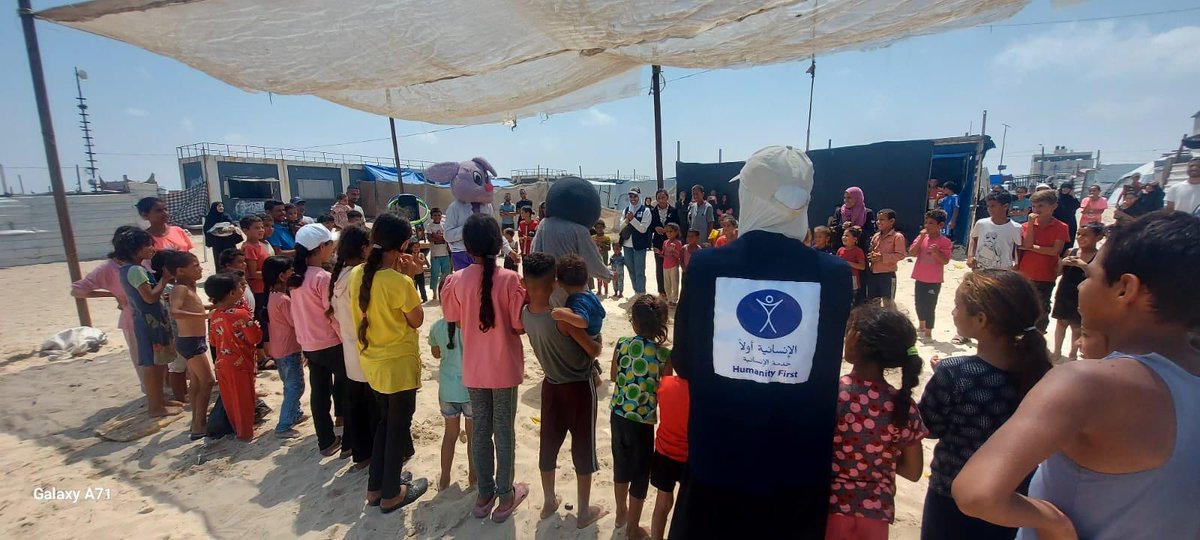 HumanityFirstDE's tweet photo. Trotz der gefährlichen Lage dient unser Team in #Gaza ununterbrochen den Menschen und sorgt für psychosoziale Betreuung, Bildung, Nahrung und Wasser. 

Bitte unterstützen Sie diese Arbeit weiterhin: https://t.co/ZLAHF6w7hu https://t.co/9KFkxIucYB