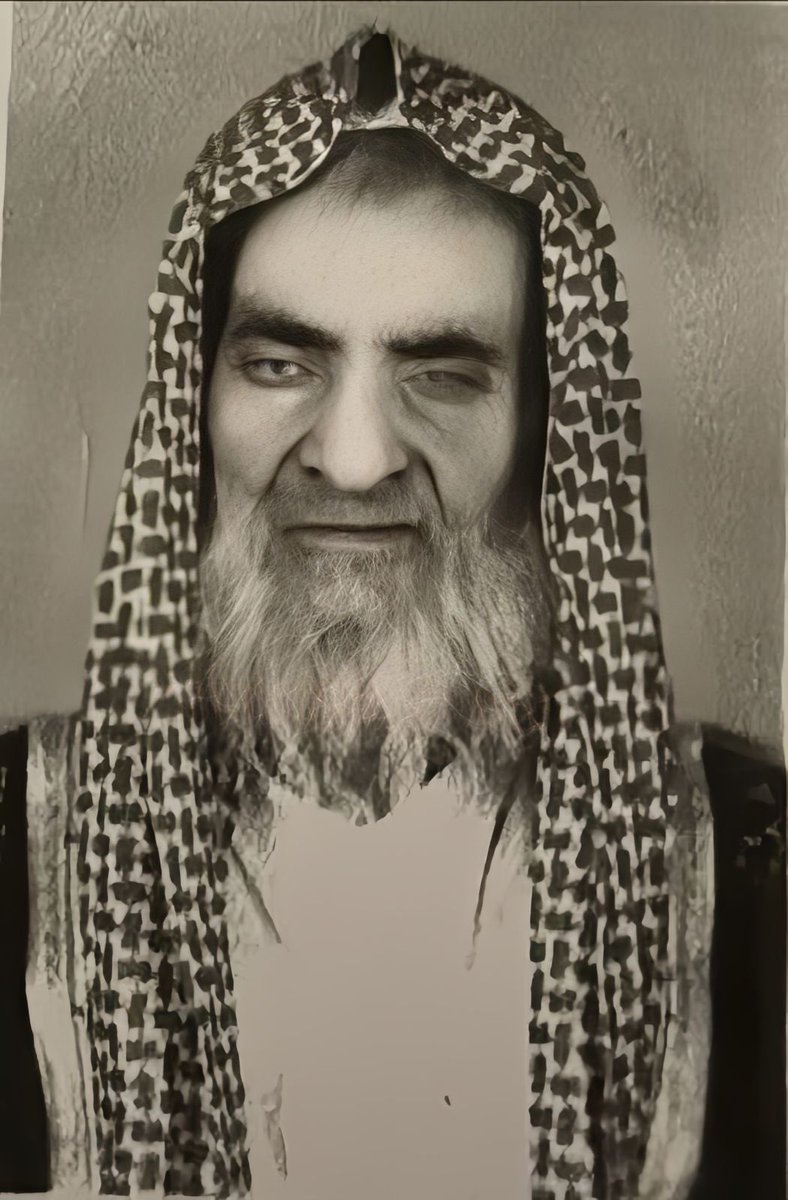 Duriyah_'s tweet photo. من أعلام الدرعية:
الشيخ عبدالعزيز بن محمد السالم رحمه الله ولد في مدينة الدرعية عام ١٣١٠هـ ١٨٩٣م وزوجته هي نوره السحيم وابناؤه محمد وعبدالرحمن والجوهرة وفهد وسعد ، وعاش في الدرعية بمزرعة البديع في شعب قري عمران (الشويعر). وطلب العلم على نخبة من العلماء الأجلاء في تلك الفترة ومنهم الشيخ سعد بن عتيق وعمل في التعليم والدعوة والإرشاد في مجمع قصور المربع وكان الملك عبدالعزيز - رحمه الله- يحرص على حضوره معهم في مجالس العلم، وكان له مجلس علم خاص في سكنه في المربع، ومن زملائه نخبة من العلماء أبرزهم الشيخ محمد بن إبراهيم والشيخ عبداللطيف بن ابراهيم والشيخ عبدالعزيز بن باز والشيخ محمد بن مهيزع وكان محباً للفقراء والمساكين وكان يؤم الجماعة للصلاة اضافة إلى عمله إلى أن توفي سنة ١٣٨٦هـ ١٩٦٦م رحمهم الله تعالى جميعا.
ومن أعلام أسرة آل سالم في الدولة السعودية الأولى حمد السالم أحد قادة جيوش الدولة، وفي الدولة السعودية الثانية أمير الدرعية عبدالعزيز السالم. وفي وقتنا المعاصر معالي الشيخ عبدالعزيز بن سالم امين عام مجلس الوزراء السابق ومن الأعلام أيضاً معالي الدكتور محمد بن سعد السالم مدير جامعة الإمام محمد بن سعود. والشيخ صالح السالم أمير الطائف سابقاً ، ومعالي الدكتور أحمد السالم نائب وزير الداخلية سابقاً ومعالي مساعد السكرتير الخاص لخادم الحرمين الشريفين الملك سلمان بن عبدالعزيز - حفظة الله- الأستاذ تميم السالم، وكذلك سعادة المهندس عادل السالم رئيس بلدية محافظة الدرعية سابقاً.
#الدرعية_التاريخية 
#منصور_الشويعر
