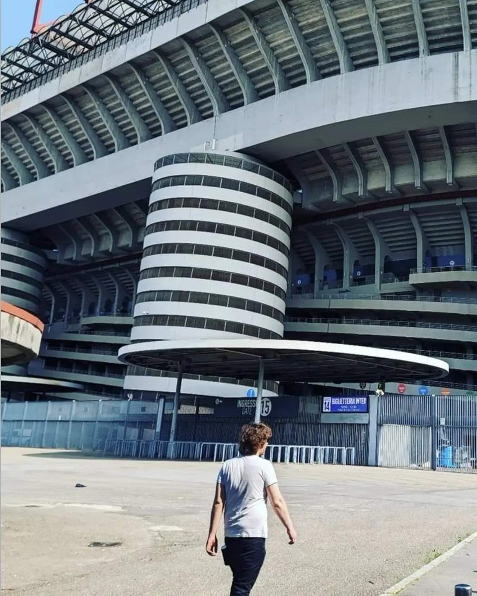 Queuing up for hours (A) 1 year ago