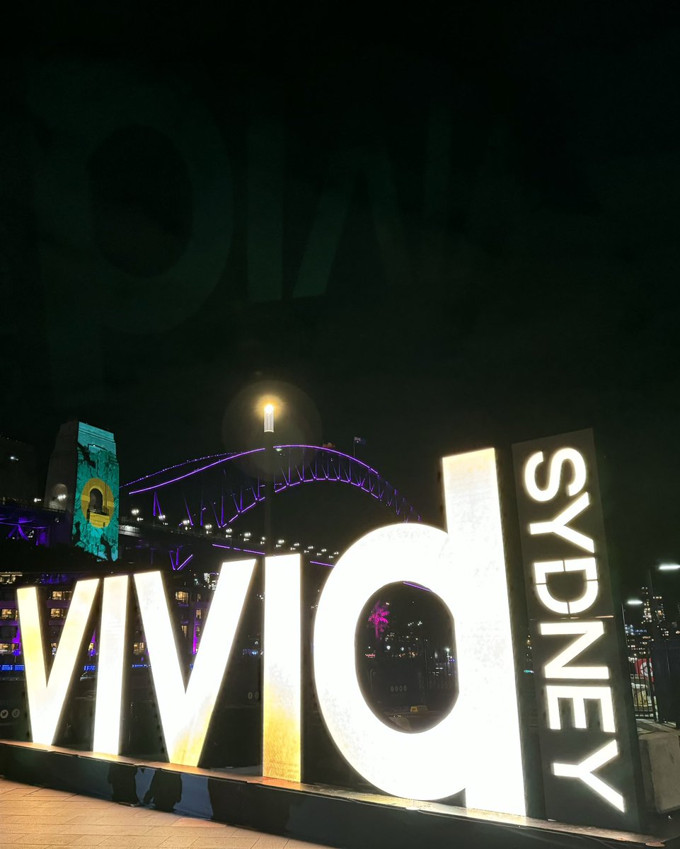 alexlui83's tweet photo. Hello from #vividsydney! #sydney #feelnewsydney https://t.co/ehCEV9cQB7