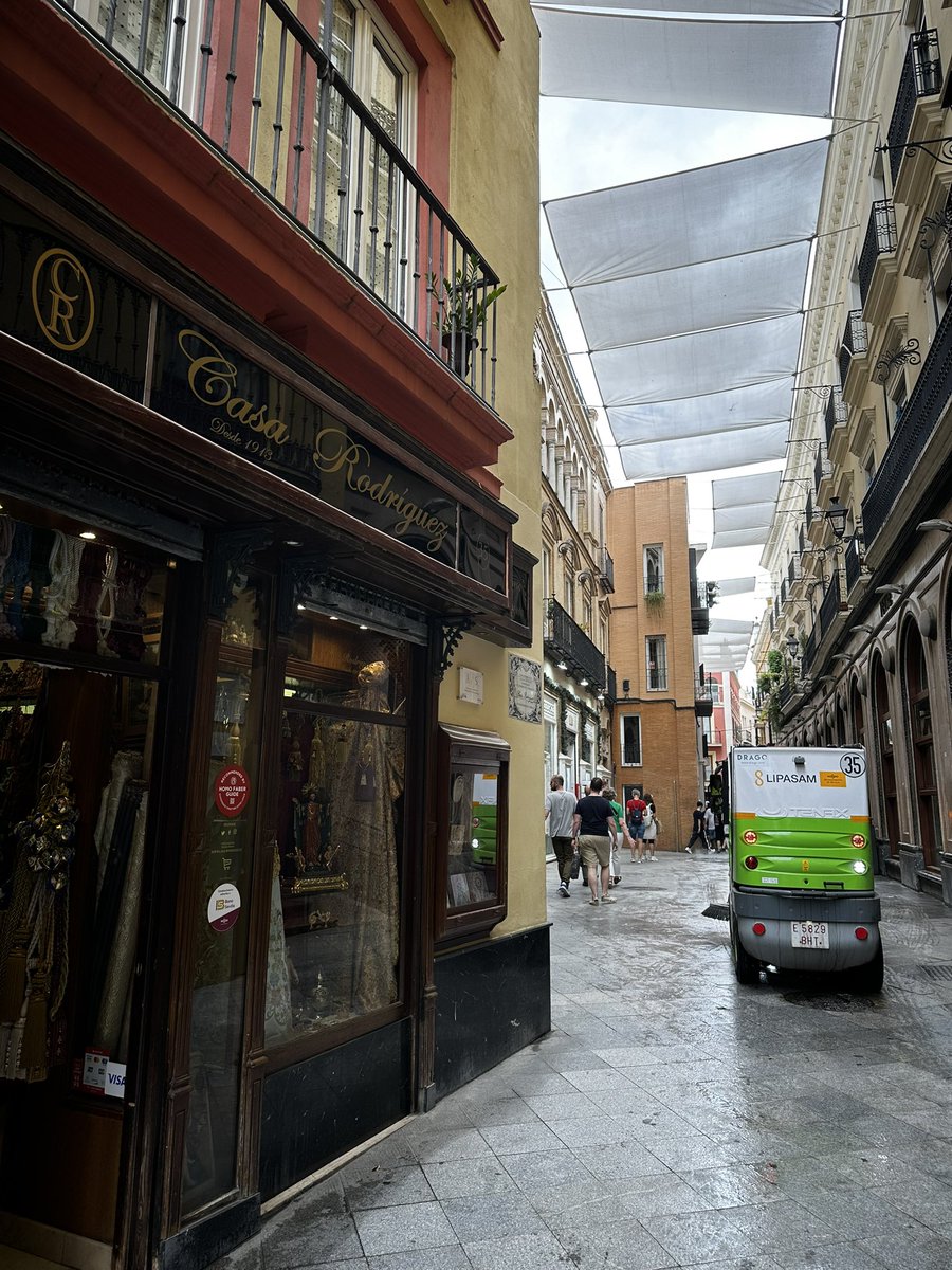 🔴 Sábado a las 12:30 horas en la calle Francos. 

Limpiar siempre es importante pero igualmente importante es elegir el momento adecuado. Los comercios lo llevamos sufriendo una semana. <a href="/jlsanzalcalde/">José Luis Sanz</a> <a href="/LipasamSevilla/">Lipasam</a> <a href="/diariosevilla/">Diario de Sevilla</a> <a href="/abcdesevilla/">ABC de Sevilla</a>