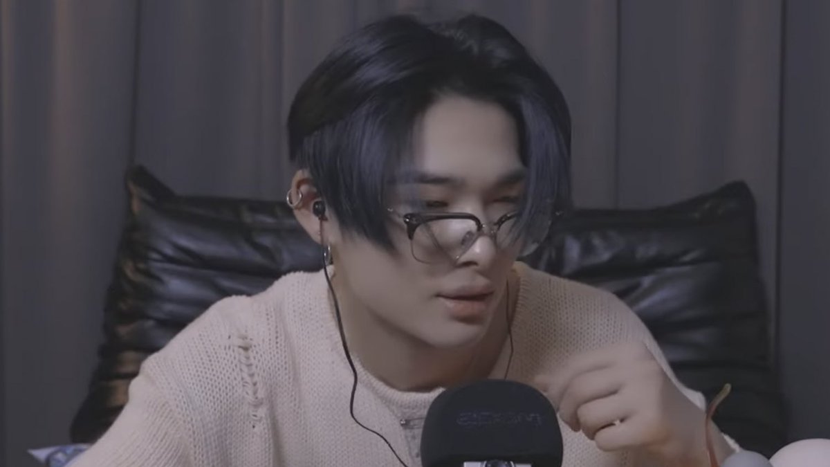nksunbaem's tweet photo. this ni-ki specs + cozy asmr ♡ https://t.co/lb5bR9Ryx2
