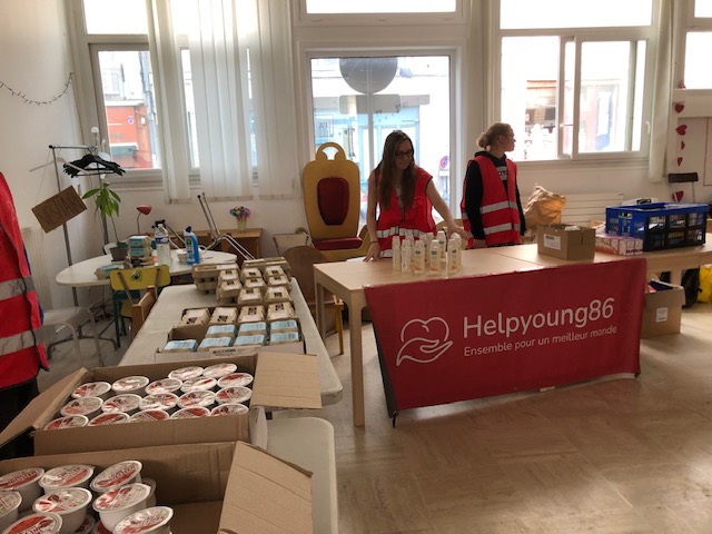 💡✅<a href="/HelpYoung86/">HelpYoung86</a>, association étudiante partenaire de la BA 86 procède à une distribution alimentaire avec notre VP P. Brunard 🥰 Ils procèdent plusieurs fois par mois à des distributions alimentaires itinérantes. Bravo pour leur engagement au service des bénéficiaires ! 🧡🥰