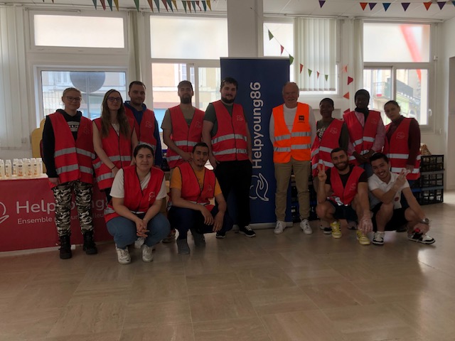 BA_Vienne86's tweet photo. 💡✅@HelpYoung86, association étudiante partenaire de la BA 86 procède à une distribution alimentaire avec notre VP P. Brunard 🥰 Ils procèdent plusieurs fois par mois à des distributions alimentaires itinérantes. Bravo pour leur engagement au service des bénéficiaires ! 🧡🥰 https://t.co/fB5rp5ykS9