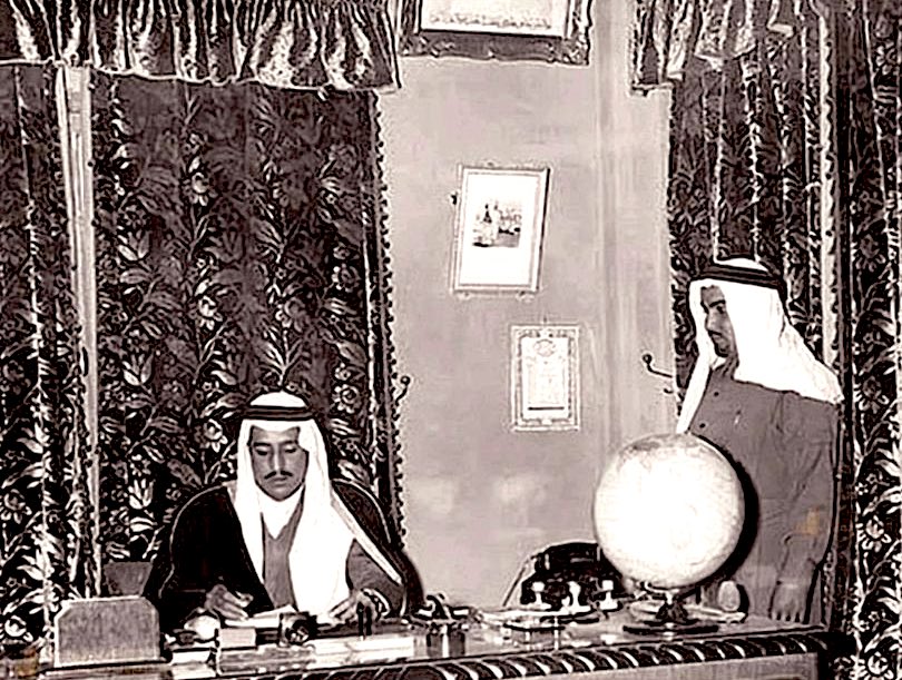 MohammadAlHoti's tweet photo. من نوادر الصور ..
خادم الحرمين الشريفين 
#الملك_سلمان بن عبدالعزيز الله يحفظه في مكتبه بإمارة #الرياض عام ١٣٧٥هـ ويقف عن يساره الشيخ عبدالرحمن بن خزيم يرحمه الله . 
#ذكريات_الرياض_القديمة https://t.co/ZtyJbBqL6f