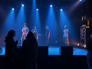 Collège Marcel PAGNOL, les élèves de 3ème Marius ont eu la chance cette année de participer à un projet avec le CEM et le Tetris pour découvrir les métiers en lien avec les concerts (accueil, son, communication...). Ils ont ainsi invité le rappeur GEN pour un concert ce 5 juin.