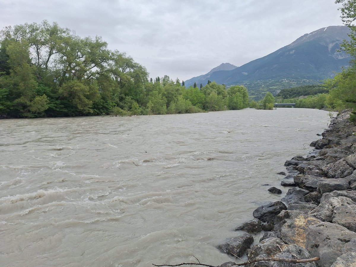 La #Durance a un gros débit ce matin à Embrun +220 m3/s