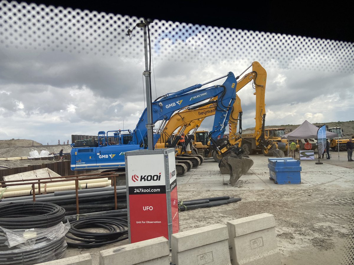Project #dagvandebouw Dijkversterking Lauwersmeerdijk. 
Groningen beschermen tegen overstromingen vanuit zee.. 
De dijk wordt hoger en de bekleding. wordt vervangen incl. koppelproject getijdeduiker die het Wad verbind met de Marnewaard. <a href="/heijmansnl/">Heijmans</a> <a href="/GMBtweet/">GMB</a> <a href="/Noorderzijlvest/">Waterschap Noorderzijlvest</a>