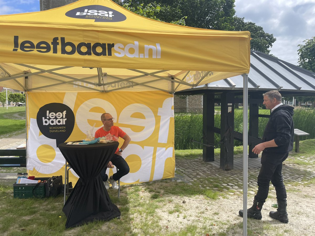 De <a href="/LeefbaarSD/">Leefbaar S-D</a> tent staat tot 13.30 uur op de Ring in #dreischor. <a href="/ronbrink61/">Ron Brink</a> <a href="/roykloplsd/">roykloplsd</a> <a href="/LaurenceHaack/">Laurence Haack</a> gaan graag met de inwoners in gesprek over #wonen en alle andere onderwerpen die spelen in het dorp. Kom je ook? #streekholder