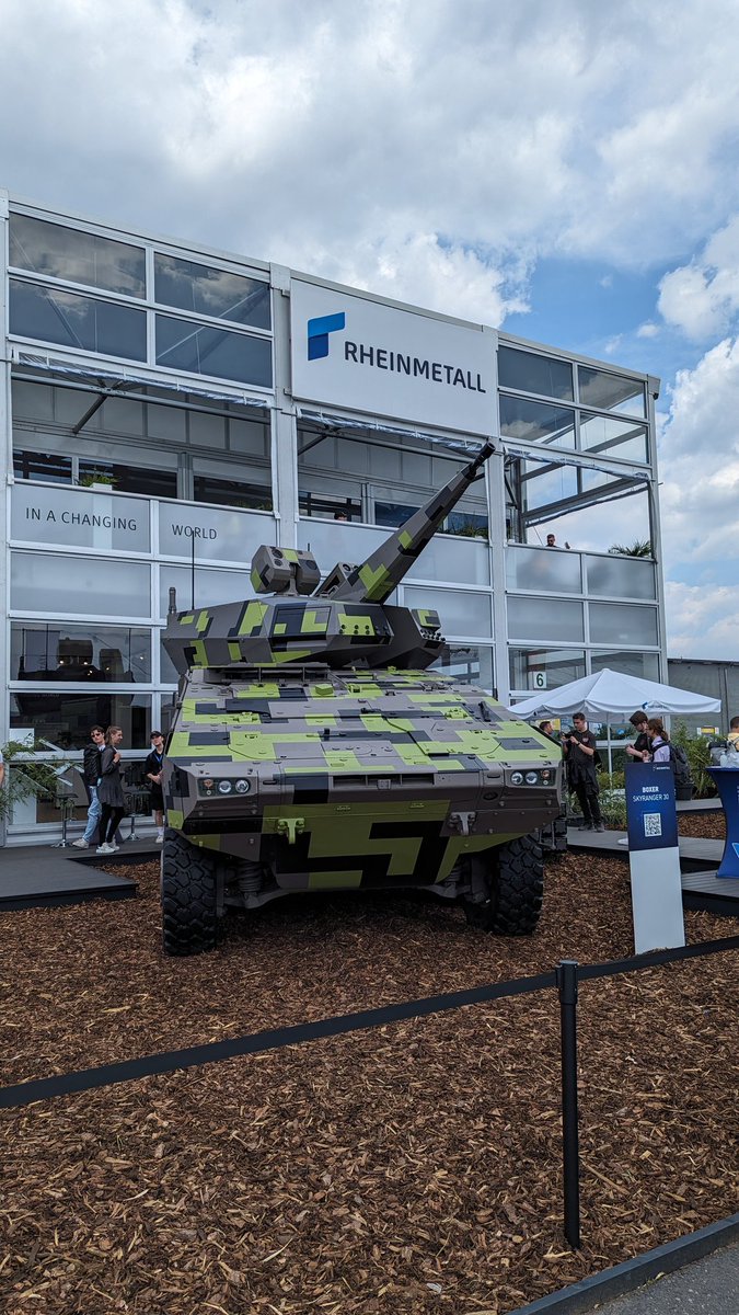 Wally44's tweet photo. Die neue Eisaufbereitungsmaschine der #DEG gefällt mir.

#RheinmetallRheinländers https://t.co/wBCQvcddwl