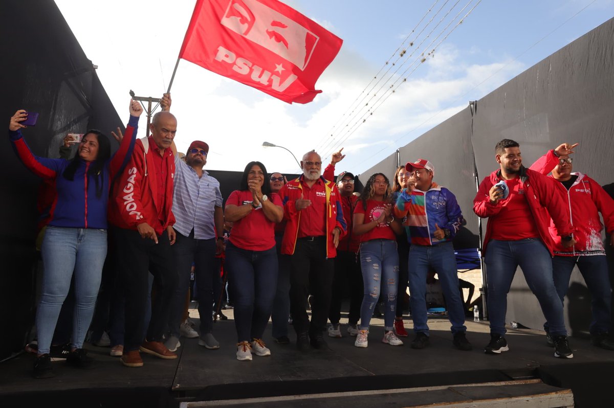 Caripe desbordado de colorido y alegría.  Nuestro gran motívo: Apoyo contundente hacia nuestro presidente <a href="/NicolasMaduro/">Nicolás Maduro</a> 
Venceremos!!! 
<a href="/dcabellor/">Diosdado Cabello R</a> <a href="/ErnestoLunaPsuv/">Ernesto Luna G.</a> <a href="/PartidoPSUV/">PSUV</a> <a href="/psuv_caripe/">psuv Caripe</a> <a href="/alcaldia_caripe/">AlcaldiaCaripe</a> @GobMonagas_ <a href="/ConElMazoDando/">Con el Mazo Dando</a>