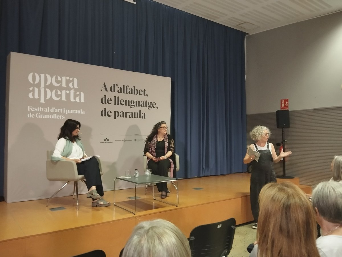 JosepPegueroles's tweet photo. Sou a temps de passar-vos per @rocaumbertfa al festival #OperaAperta, al voltant de l'A de Tàpies del @MuseuG. Aquest any amb el llenguatge i la paraula com a eix de debat. Avui diàleg amb @KarinagibertK i Elisabet Galobardes parlant de la IA i si les màquines parlaran. https://t.co/PuyXq5mz2H