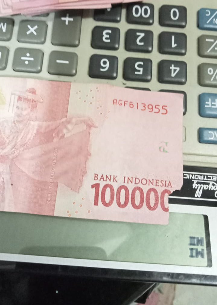 L0Lnotfound's tweet photo. yang bener aja @kontakBRI ???? ini ambil uang di ATM (yang gaada setor tunainya) ada yang robek begini. Dikira 100rb duit receh kali ya? kalau kita yang setor mana diterima mesin. Warung juga gaada yang mau. Emang tim QC nya gimana dah sblm naro duit di ATM???? https://t.co/urqjZ5Qkx7