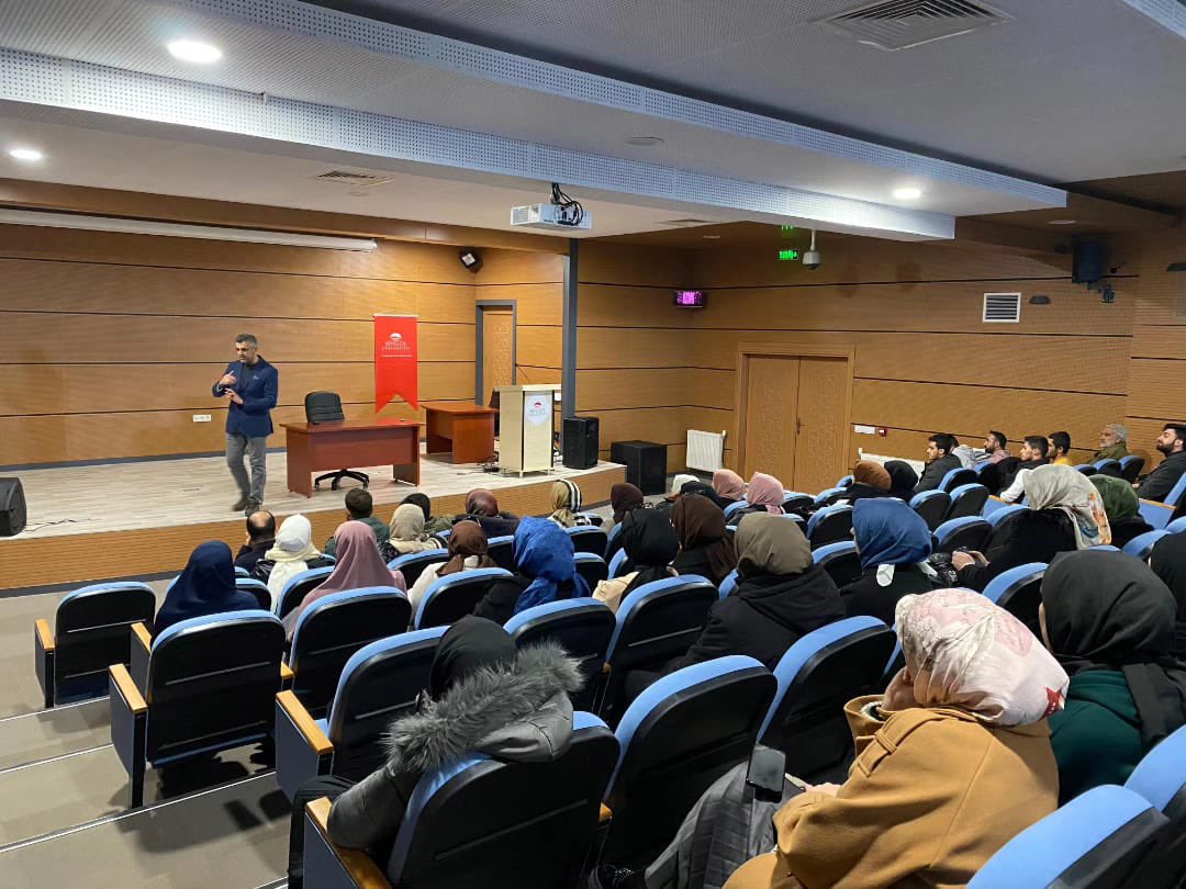 ADEMgenelmerkez's tweet photo. 📌 ADEM Topluluklarımızda Bu Dönem👇🏻

🎊 @adem_uni "Affetmek" konulu konferansa katıldı.

🎊 @ademkocatepem üniversite başkanları toplantısına katıldı.

🎊 @adem_igdiruni Regaib Kandili programına katıldı.

🎊 @mardinadem47 öğrenci- rektör buluşması etkinliğine katıldı. https://t.co/s6xhWqeB3w