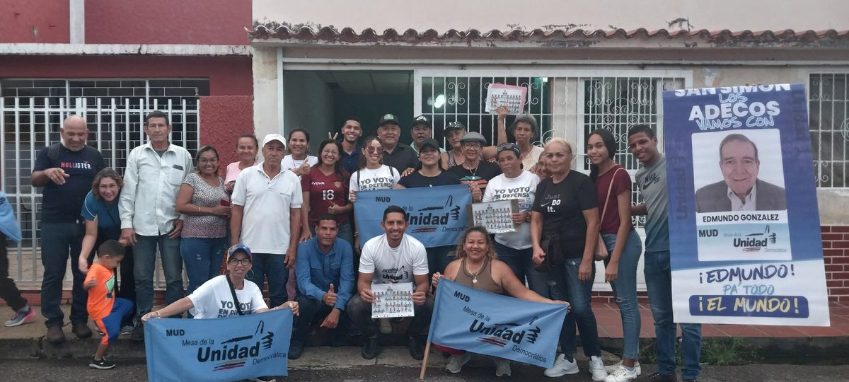 sansimon_ad's tweet photo. Los Adecos estamos con la unidad!

#8jun Casaxcasa en el sector El Paraíso, enseñando a votar por la tarjeta de la unidad, con la presencia de nuestro Secretario de Organización Parroquial Carlos Velasquez y algunas de nuestras autoridades del CES https://t.co/9GItrOKY3V