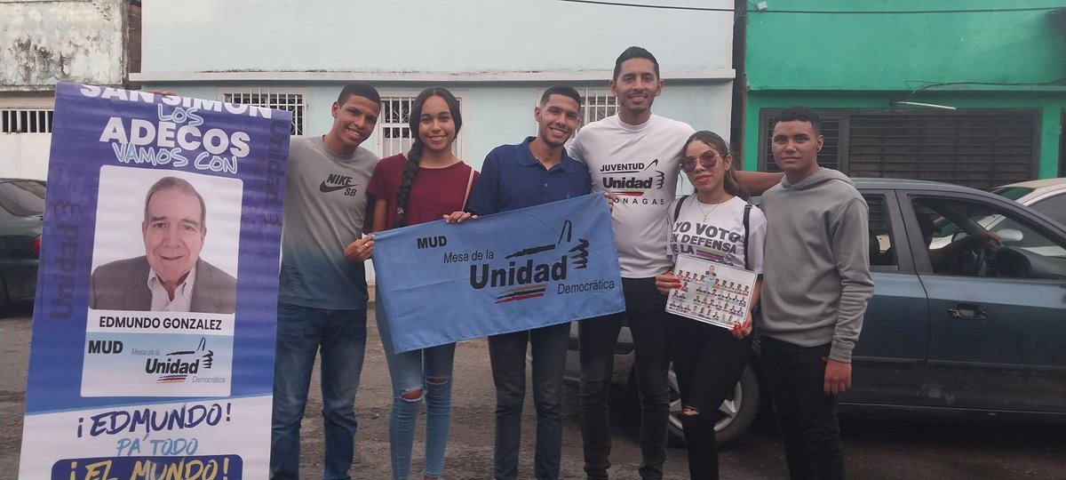 sansimon_ad's tweet photo. Los Adecos estamos con la unidad!

#8jun Casaxcasa en el sector El Paraíso, enseñando a votar por la tarjeta de la unidad, con la presencia de nuestro Secretario de Organización Parroquial Carlos Velasquez y algunas de nuestras autoridades del CES https://t.co/9GItrOKY3V