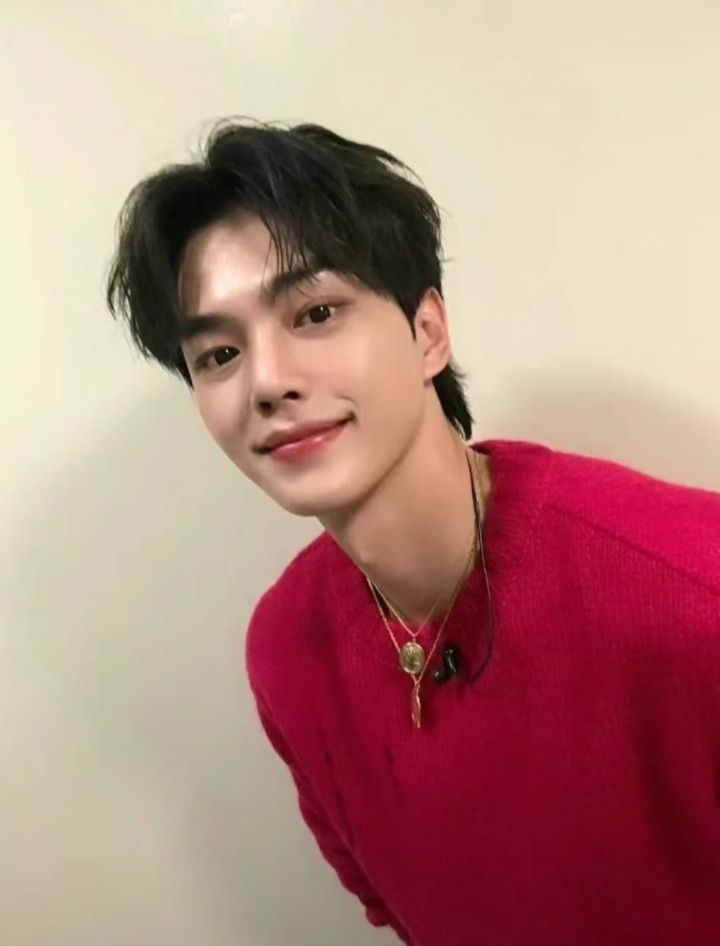 Happy weekend semua! Gimana hari ini? Jangan lupa nanti malam ada makan makan gratis ya di nikahan jimin. Saranin outfit yang kece dong guys mau tebar pesona 😎