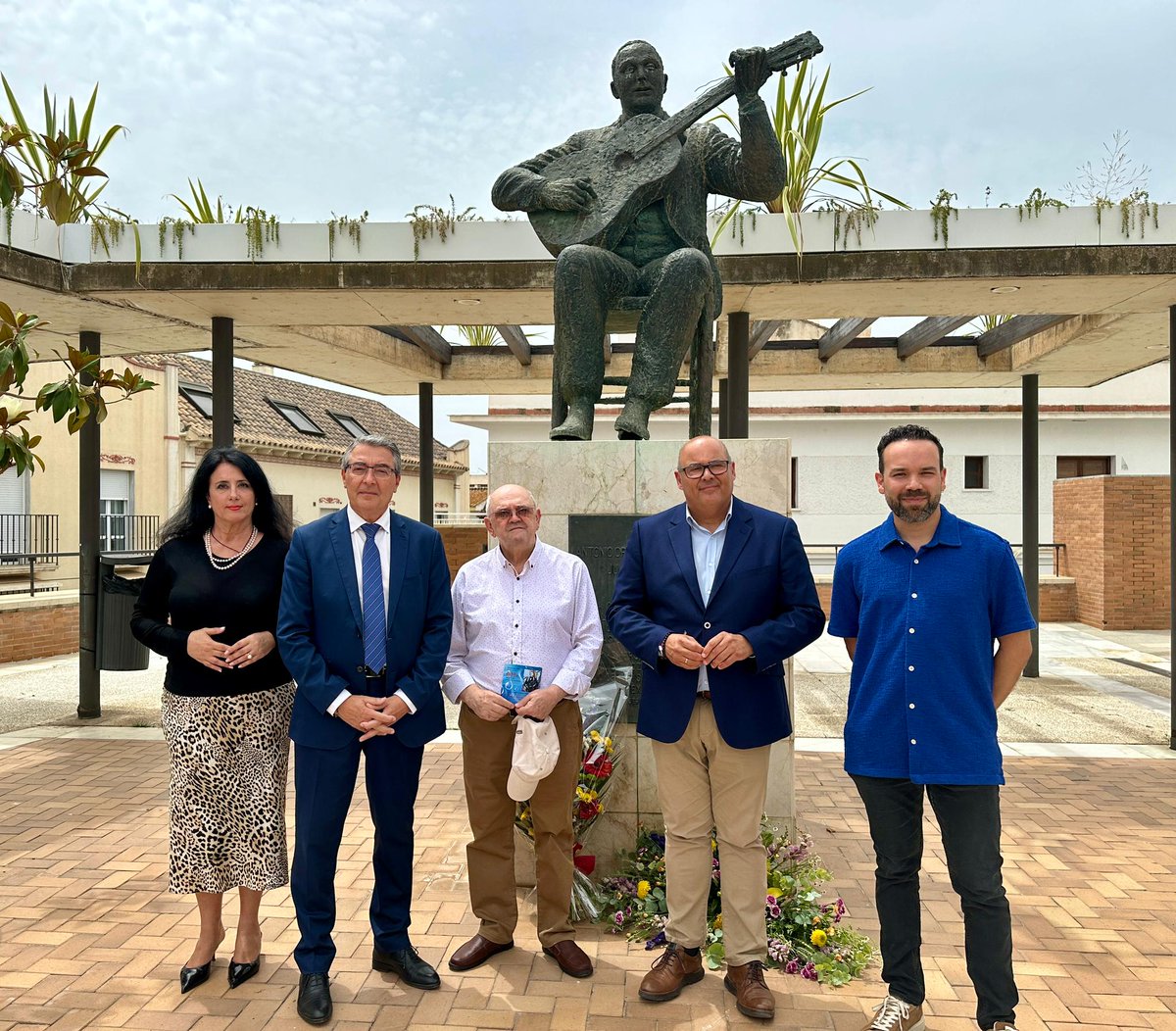 El presidente, <a href="/Francissalado/">Francisco Salado</a>, ha participado en un homenaje a Juan Breva con motivo del 106 aniversario del fallecimiento del artista, al que ha calificado como “uno de los grandes creadores del flamenco de todos los tiempos”.