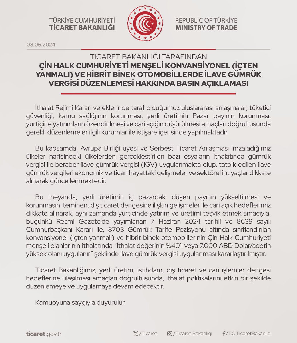 misvakcaps's tweet photo. 7 Temmuz 2024'ten itibaren Çin'den ithal edilen (Chery, MG gibi) tüm araçlara uygulanan vergi yüzde 40 seviyesine çıkacak.

Çok yanlış bir uygulama!

Yıllarca vatandaşlara fahiş fiyatlara araç “iteleyen” firmalara gün doğdu. 

Çinli firmalar uygun fiyata donanımlı araç satarken aynı kalibredeki Avrupa araçları kat be kat pahalıya satıyordu. 

Çinli firmalar tam bu düzeni bozmuşken ve araç fiyatları gerilemeye başlamışken Ticaret Bakanlığı’nın böyle bir karar alması fiyaskodur.