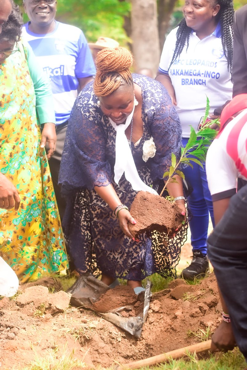 HonMukabane's tweet photo. IT'S MY BIRTHDAY! 

Chose to celebrate the day with the @AFCLeopards Club Members by Planting Trees at Ikonyero Pry School. I also donated football balls to the learners. Asanteni Sana for the support, presents, and wishes. To many more! https://t.co/Aqxl3Ay8We