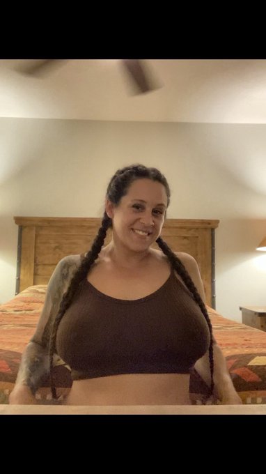 Come play with me 😻   I have a couple new positions I&rsquo;d like to try 😈  Have a great weekend y&rsquo;all 😘 https://t