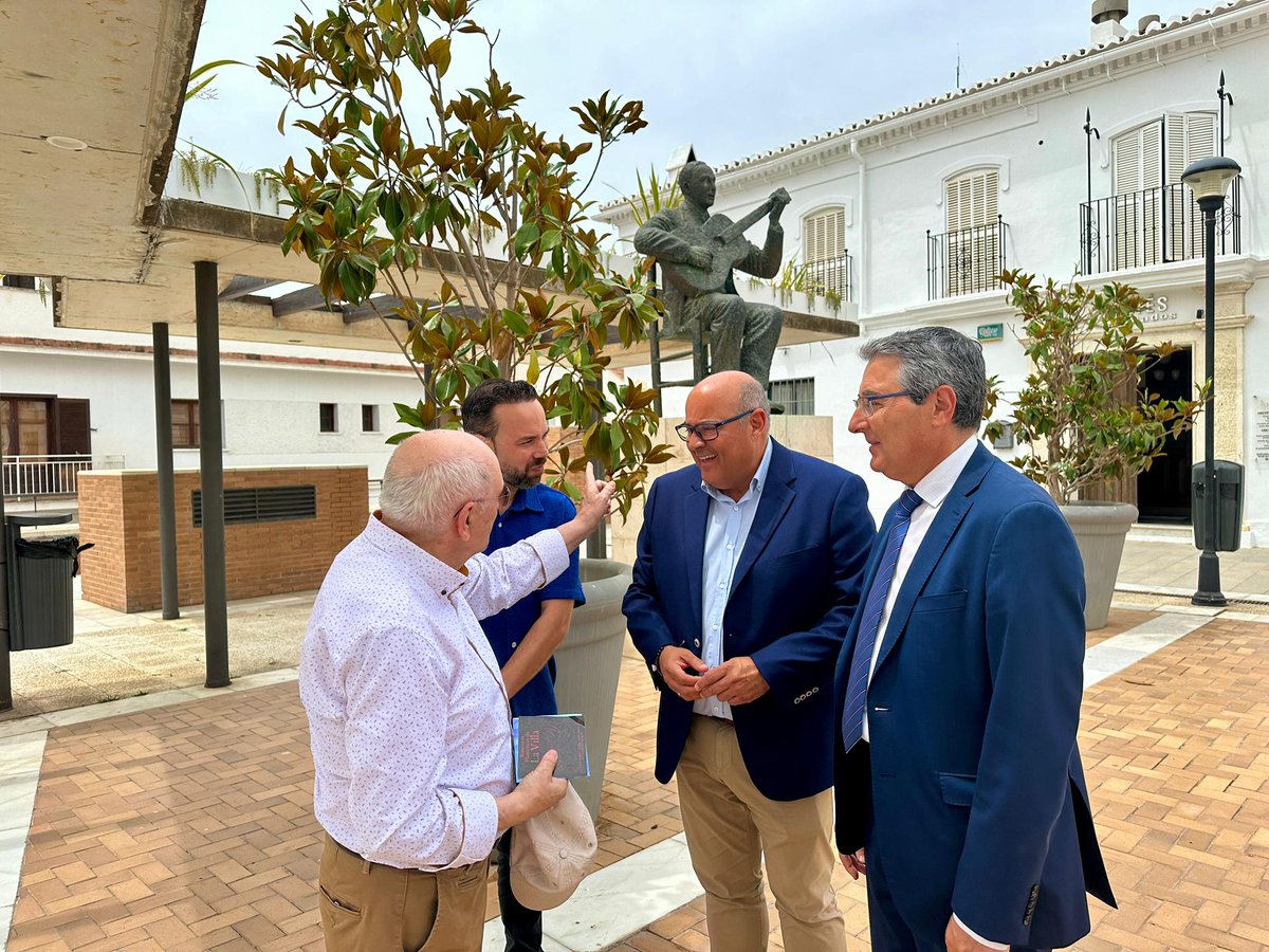 . <a href="/Francissalado/">Francisco Salado</a> ha estado acompañado por el alcalde de <a href="/AytoVLZ/">Ayto Vélez-Málaga</a>, <a href="/jesuslupianezPP/">Jesús Lupiáňez</a>, y ha recordado la figura del artista en un sencillo acto celebrado en la plaza del Carmen del municipio, donde se ubica una escultura que Jaime Pimentel hizo en su honor en el año 1970.