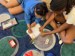 WVMSDragons's tweet photo. Team 5C has been using Makey Makey to create closed circuits, and Scratch to create audio of favorite 5th grade memories #5thgradefun #WVMS #LMSD https://t.co/1MIPgsYgRj