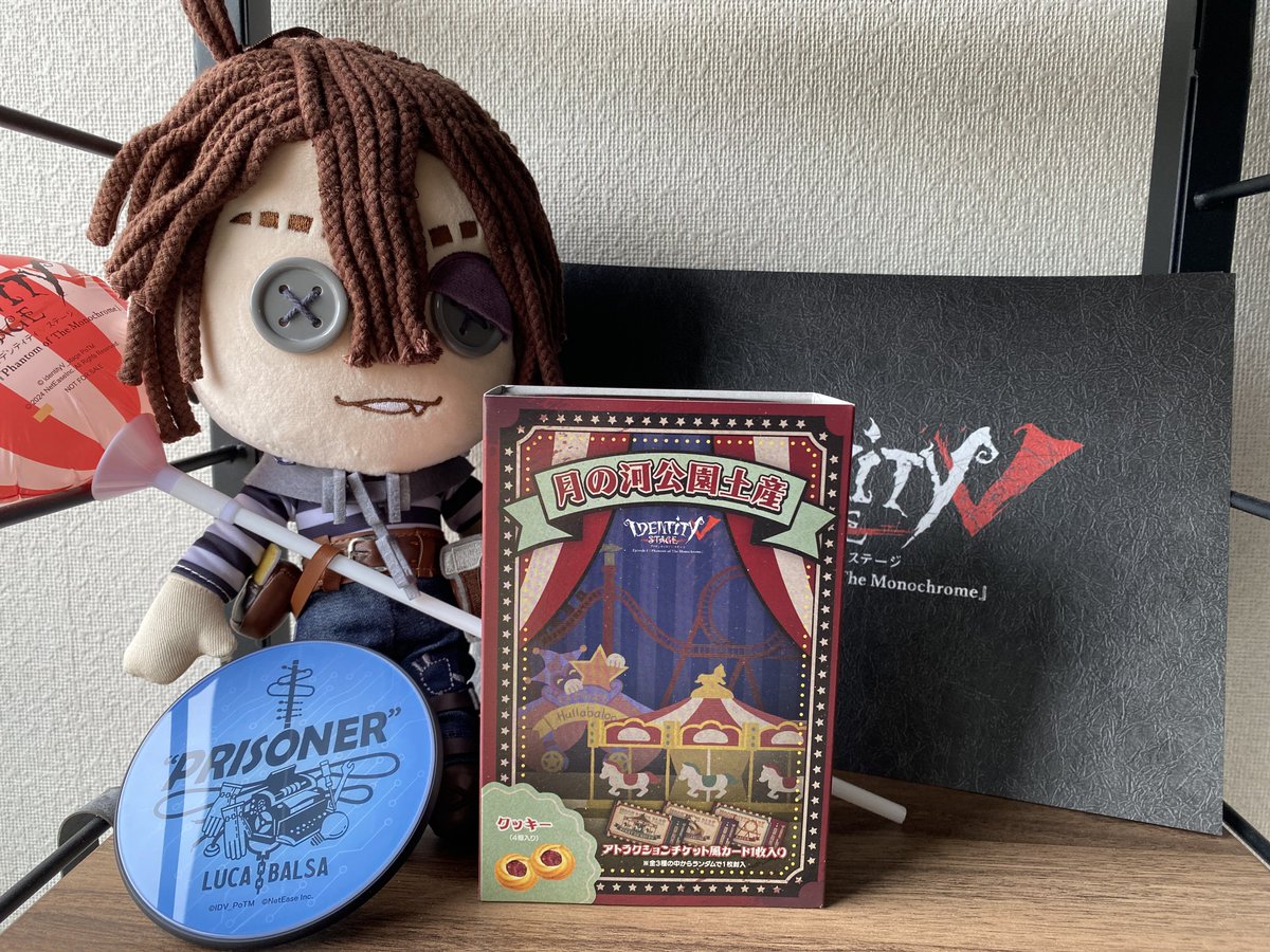 舞台第五人格、特別公演を観劇してきました✨
通路席だったんですけど、目の前で行われるルカによる熱い指導にはちゃめちゃに笑いました 
あと画家ちゃんがとっても楽しそうで良かったです

月の河公演土産は友達の分も購入したので手渡すときが楽しみ～
写真は撮影OKの際の📷 