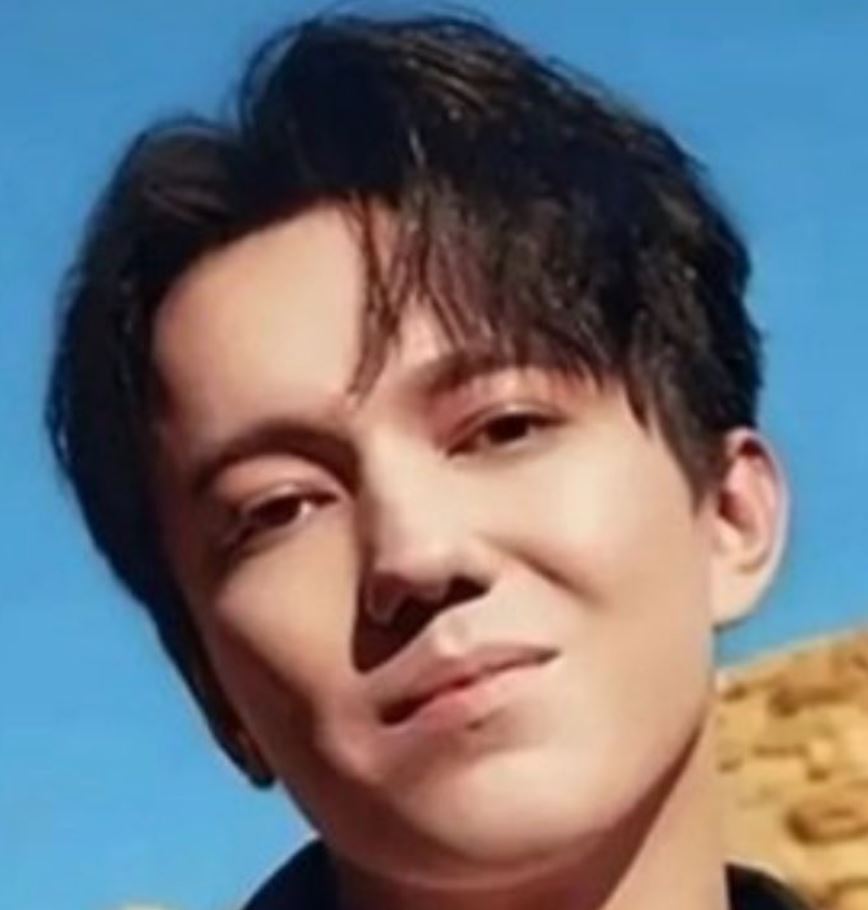 DiZany ►DQ♩ (@dizanyme) on Twitter photo Wishing everyone a Happy day!
#Dimash 🎼 brightens our day... Wishing everyone a Happy day!
#Dimash 🎼 brightens our day...