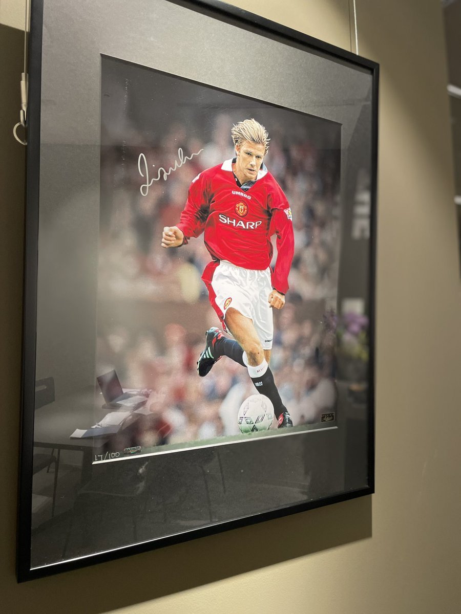mint_nagoya's tweet photo. 【MINT名古屋店 情報】
 THE HALLの中身を紹介します！ 
『David Beckham 直筆サイン入り フォト』✨
 サッカー界の大物レジェンドである元イングランド代表のキャプテン✨
他にもサッカーシングルカード、BOX等多数取り揃えております！
#Manchestr #United #マンチェスター #ENGLAND https://t.co/mZFEXZIzD7