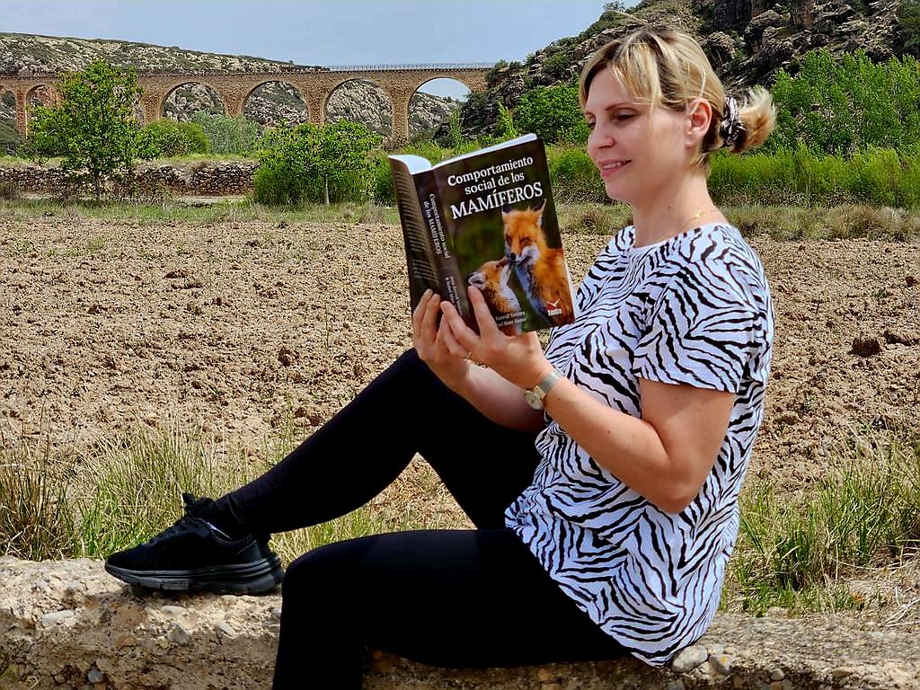 Una obra que trata a fondo la conducta social de los mamíferos. Una buena lectura para el verano que puedes encontrar en tundraediciones.es