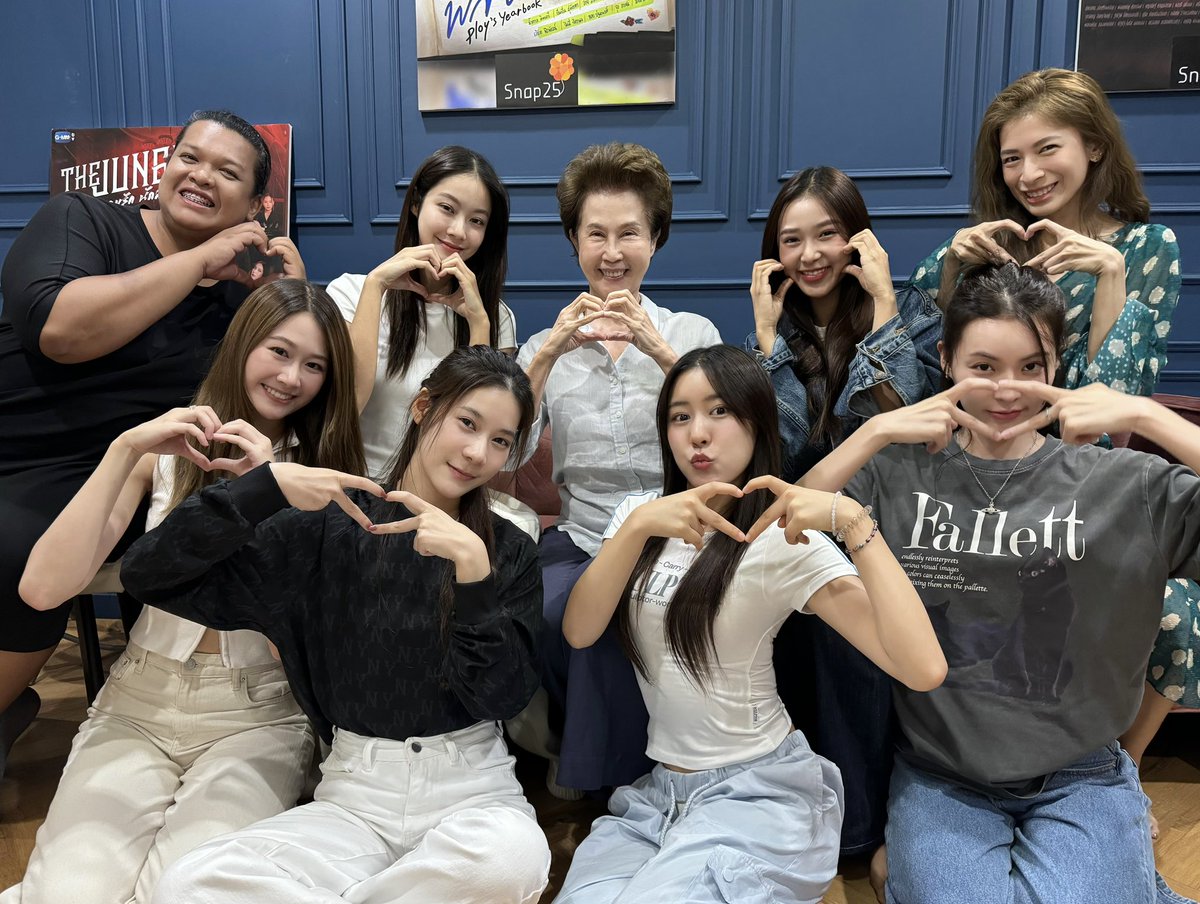 PlutoSeriesTH's tweet photo. แก๊งสาวๆ และ คุณยายของ ไออุ่น - โอบอุ้ม 🫶🏻#plutoseries

#GMMTV https://t.co/azNIhyKvhL