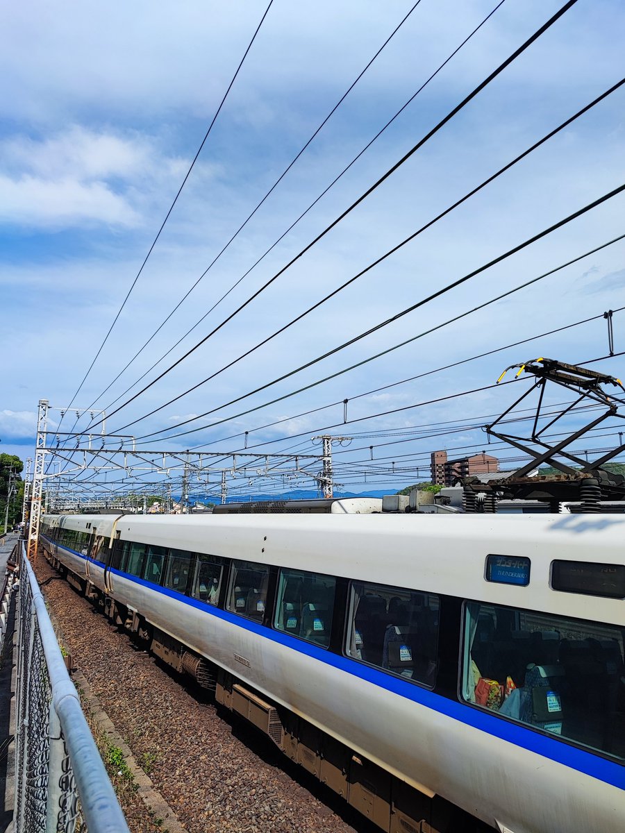 4008m's tweet photo. JR京都線、山崎〜長岡京間の沿線火災。目の前でサンダーバード緊急停車。 https://t.co/GZpLpC7u4K