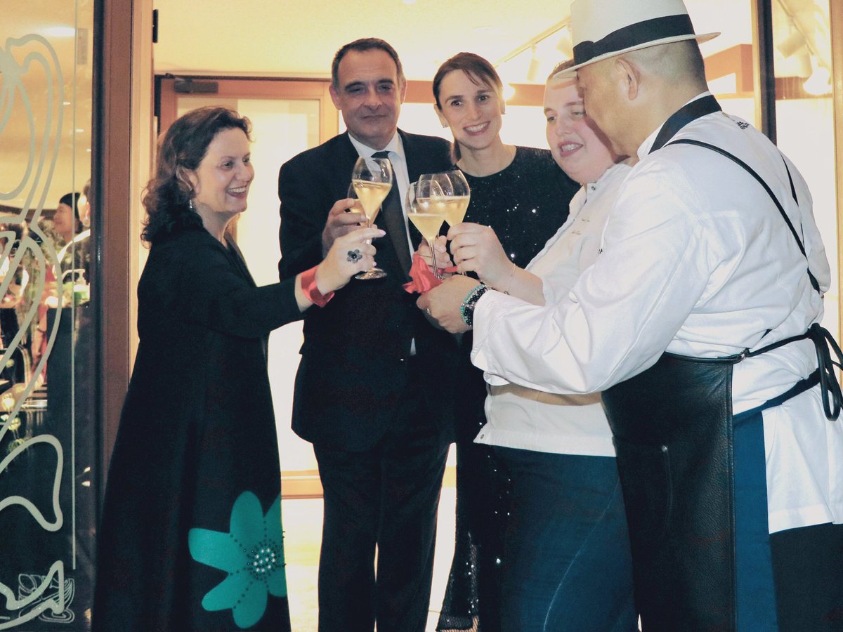 fredpenilla's tweet photo. Le groupe @BernardLoiseau s’installe à Tokyo, à l’Institut français. Inauguré cette semaine en présence de l’ambassadeur de France au Japon et de Bérangère et Blanche Loiseau🥘 🍷 Kampai !
@ifjapon https://t.co/dRyylSJ5I3