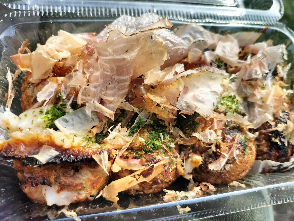 Tara0tuya's tweet photo. 鰹節たっぷりのたこ焼き
熱くて美味しい！ https://t.co/BWrrCjHwh4