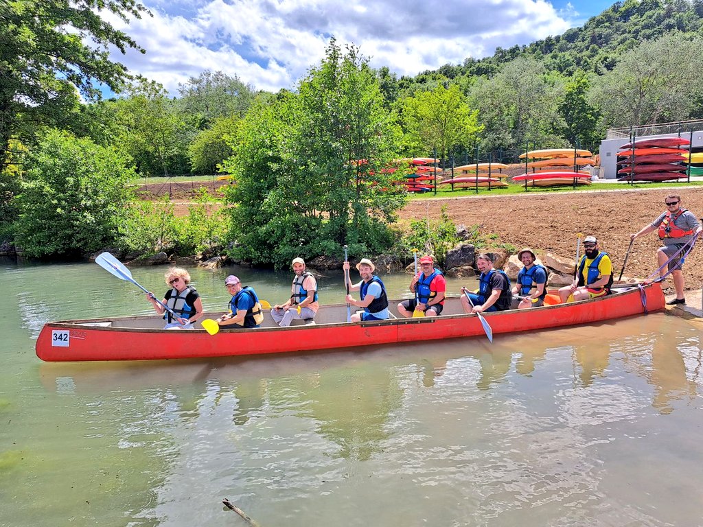 Inrap_ActuBFC's tweet photo. 🛶 [#ArchéoSport] [#JEArcheo] 
À l'@Inrap les équipes @bfc_region s'entraînent déjà pour la régate de pirogues préhistoriques ! Ne manquez pas l'évènement et le village de l'archéologie installé sur les rives du lac Saint-Point 🛖
📅 15 et 16/06
👉 https://t.co/wZv3g87lL6 https://t.co/F2StoS7dgN