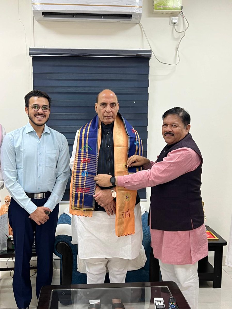 ShyamSJaju's tweet photo. देश के रक्षा मंत्री माननीय श्री @rajnathsingh जी से मिलकर उन्हे भव्य और ऐतिहासिक जीत की हार्दिक बधाई दी।
#modiagainforindia https://t.co/9h2oVMMz58