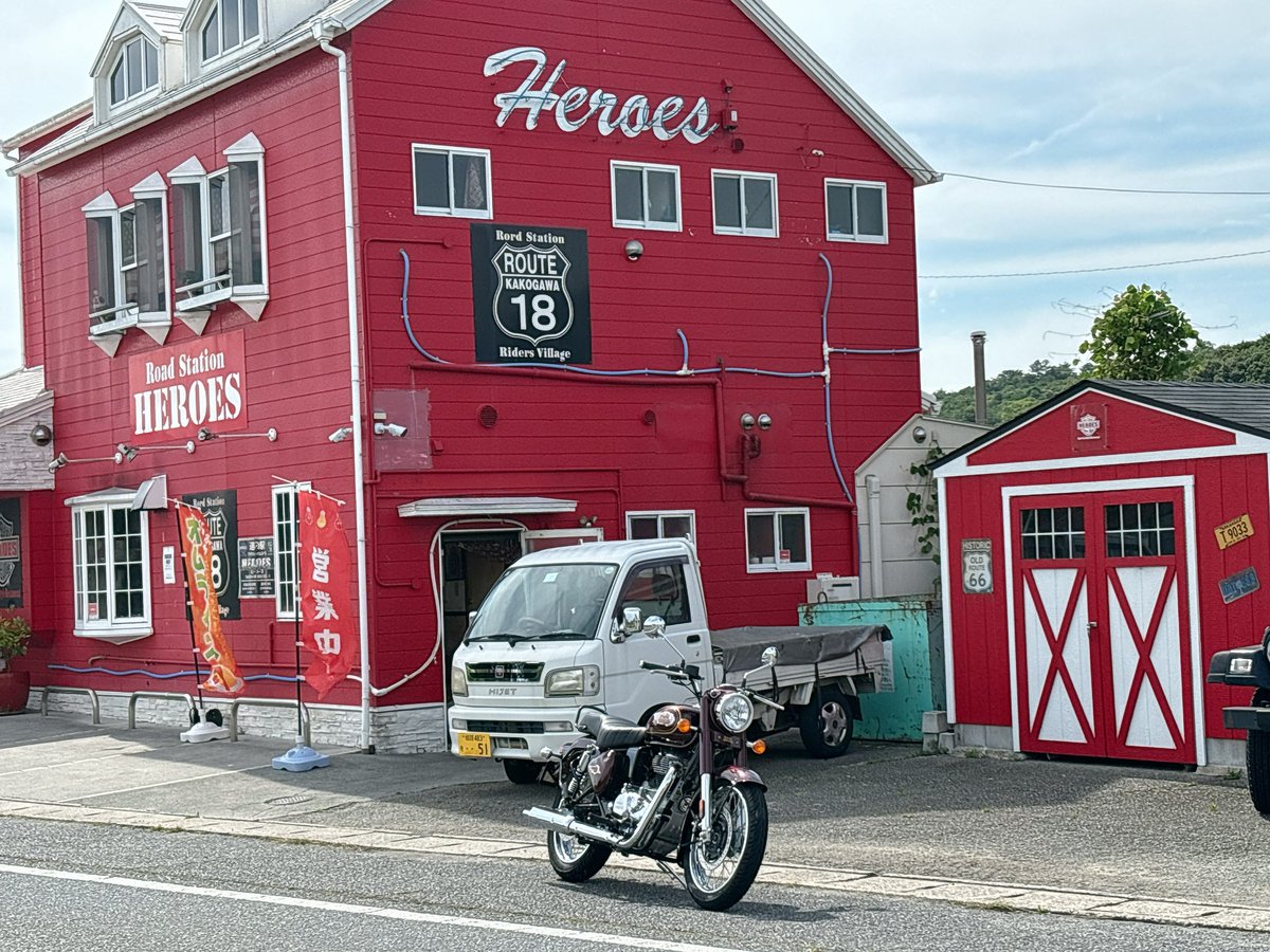 resEt_000's tweet photo. 近場に「HEROES」っていうめちゃくちゃ美味しくてお洒落なライダーズカフェあった〜！🏍✨

写真には写ってないけど、ハーレー乗りが集まるってだけあって沢山いたの目の保養になる😆

色んなバイクも見れて満足、また行きて〜！ https://t.co/vBOlHKcvsX