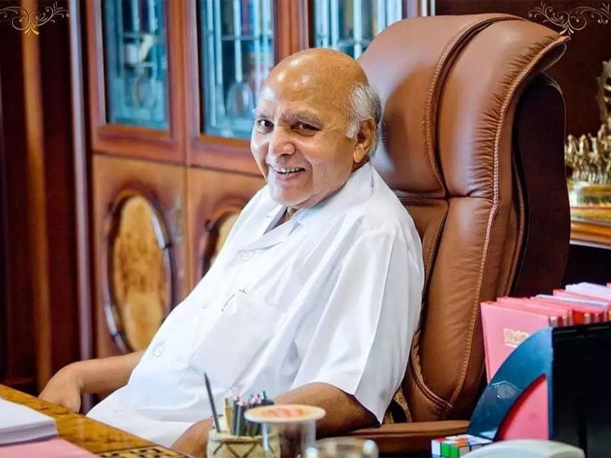 Woke up to the heartbreaking news of the sudden passing of #SriRamojiRao garu. I'm profoundly saddened &amp; shocked. My heartfelt condolences to the entire #EENADU family. I hope his vision &amp; creative legacy will continue to inspire &amp; guide us as we honour his memory
Om Shanthi 💐🙏