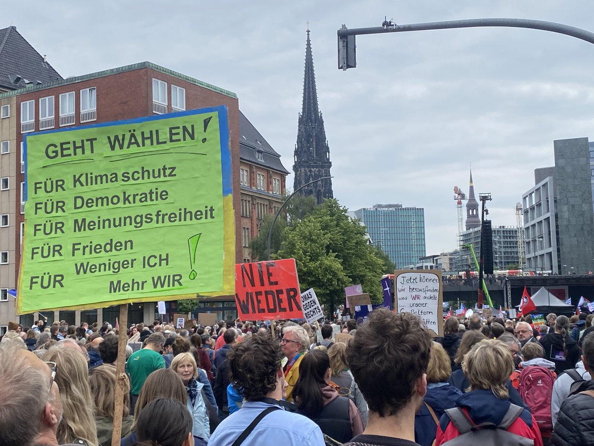 Ich war gestern auf einer Demo gegen Rechts. 
Dort wurde demonstriert für Demokratie, Frieden, Klimaschutz und Meinungsfreiheit. Wir müssen alle die Rechten Parteien stoppen und uns wir die Demokratie einsetzen. Bitte geht alle morgen wählen !