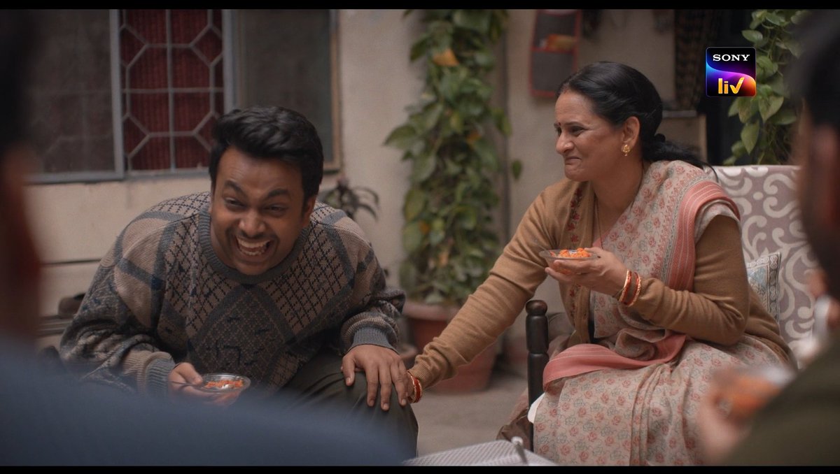 BorntobeAshwani's tweet photo. #GullakS4 Review

IDK why I feel SAD and Happy, both at same time to see the last Scene of #Gullak Season 4, where the 'Observer and Narrator Of The Show' shown Broken In Pieces. 🙂

@SonyLIV's  Gullak Season 4  Is One Of the Finest Show, with lots of Emotions, Sweetness and Life Learning Of Adulting VS Parenting, in Indian Middle Class Family.

A Must Watch 👏

Rating - ⭐️⭐️⭐⭐

Gullak Season 4 has just 5 Episodes, and this time we see the discomfort of Santosh Mishra over 'Ghoos' / Bribe culture of Nagar Nigham for unintentional illegal structure of his  home stairs.👏

The Gold Chain Snatching episode, shows strength of a mother in a middle class family. 🙏

Aman's adulting chapter and Annu's clash with his Boss is like watching our stories in a mirror. 👌

From 2019, Gullak Season 1, I fall in love with this 'Mishra' Family. Over last 5 years and 4 seasons, we all loved them as our own, because it's just seems like a 'Window' of our life. 🪟

Neighbor Like 'Bittu Ki Mummy' we all have seen in real and even loved their poking+caring attitude.

This 4th Season Of Gullak seems the end of this journey as the makers shown Broken 'Gullak' towards the end, which is actually the Narrator of Mishra Family Stories and voiced by Parihar.

@getkul as Shanti Mishra is the pillar of this show, loved her simplicity. 🙌

@ActorJameel as Santosh Mishra, head of the house is one phenomenal Actor, who raised the BAR everytime literally 👌🍺

#VaibhavRajGupta as Annu is Just Brilliant.

@haanjiharsh as Aman delivered a Brilliant performances again.

Loved @OfficialHelly7 guest appearance as Dr Preethi, she brings spark ✨

Go watch #GullakS4 on @SonyLIV.

#HellyShah