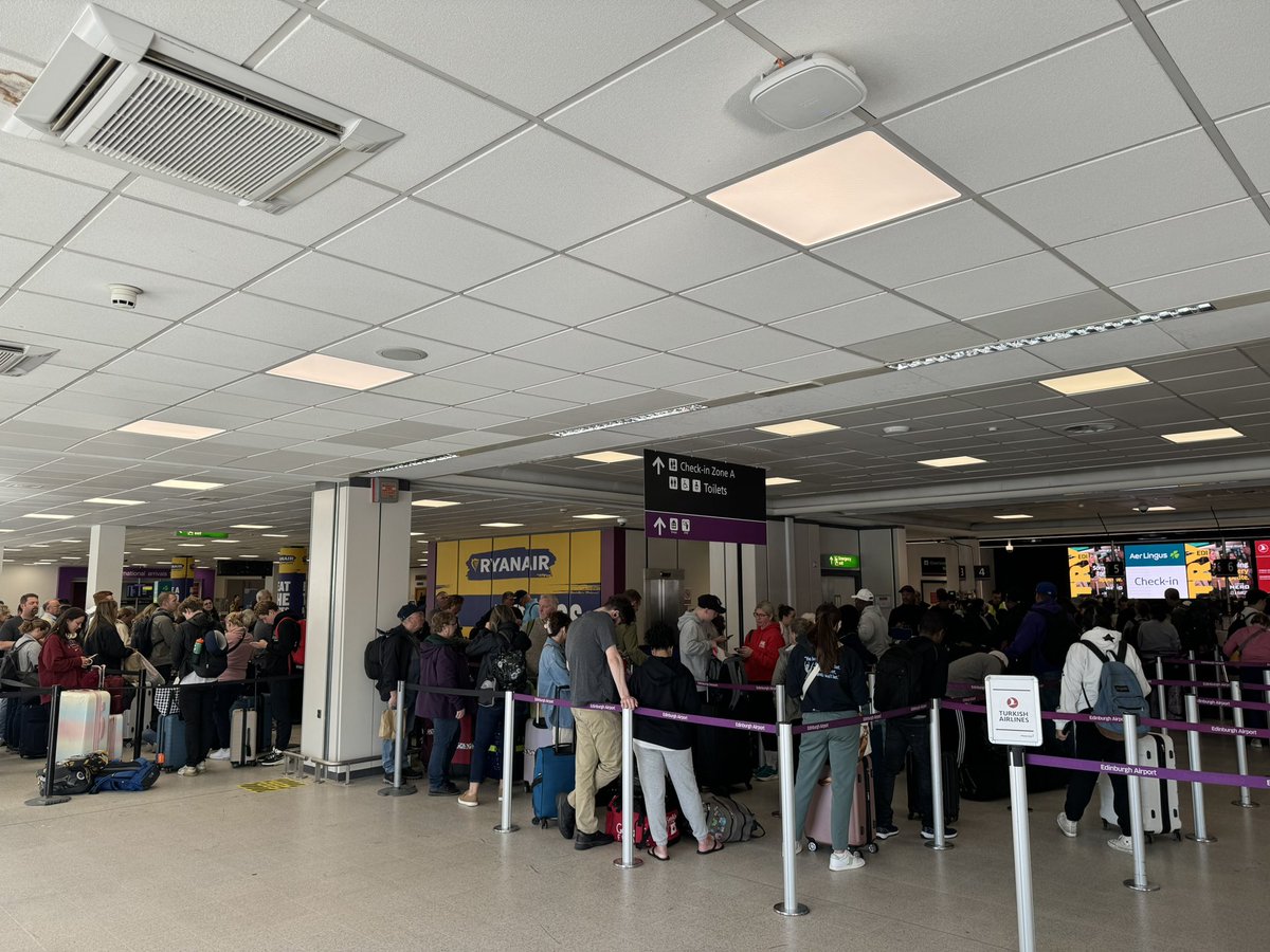 brenthillerich's tweet photo. @AerLingus. Why only two working the Que??? https://t.co/hHf5WAnvl3