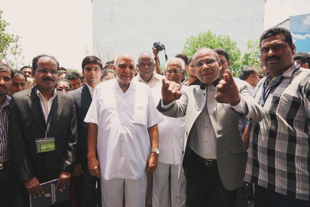 venubhagavan's tweet photo. తెలుగు సాహిత్య, చిత్ర కళా పోషకునిగా, సామాజిక ఉద్యమకారునిగా, అలుపెరుగని శ్రమైక జీవన సౌందర్యాన్ని ఆస్వాదించిన వారిగా, కొన్ని తరాలను ప్రభావితం చేసిన వారుగా, దార్శనికునిగా, భావి తరాలకు మార్గదర్శకునిగా చెరగని ముద్రవేసిన శ్రీ రామోజీ రావు గారికి హృదయపూర్వక శ్రద్ధాంజలి.  

~ వేణు భగవాన్ https://t.co/uExOCr5Tlq