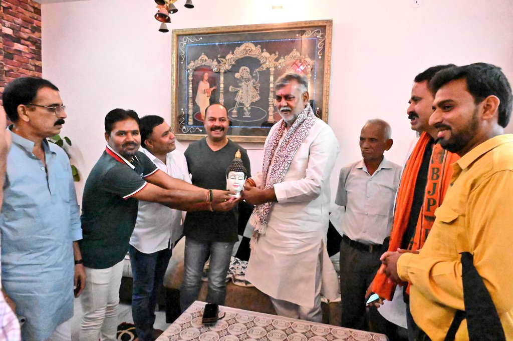 रायसेन में युवा, सक्रिय पत्रकार, अनुज <a href="/ambuj1001ambuj/">Ambuj Maheshwari</a> के निवास पहुंचकर उनके पिताजी वरिष्ठ पत्रकार श्री अशोक माहेश्वरी जी के स्वास्थ्य का कुशलक्षेम जाना, परिजनों से भेंट की।
नर्मदाखंड सेवा संस्थान के लिए सहयोग प्रदान करने पर मैं उनका आभार व्यक्त करता हूं।
